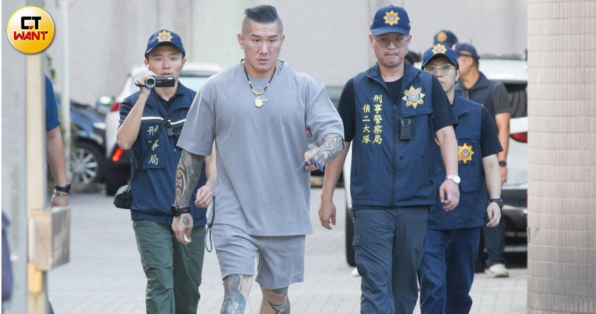 館長陳之漢（著灰色上衣）因「斬首言論」遭新北地檢署依刑法恐嚇公眾、恐嚇危害安全等罪嫌起訴。（圖／CTWANT攝影組）