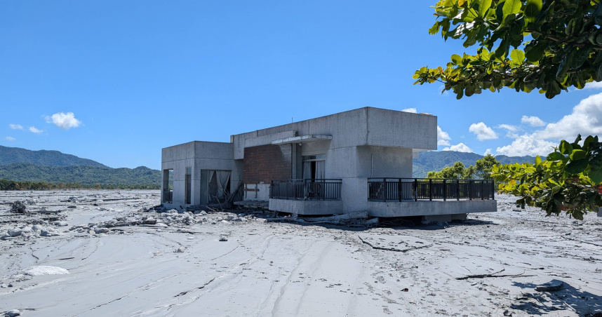 花蓮縣地檢署14日上午一早前往光復鄉公所搜索，以確認是否有相關疏失。（圖／林冠吟攝）