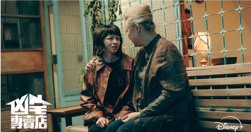 陳姸霏(左)與影后洪慧芳(右)有高強情緒對手戲。（圖／Disney+）