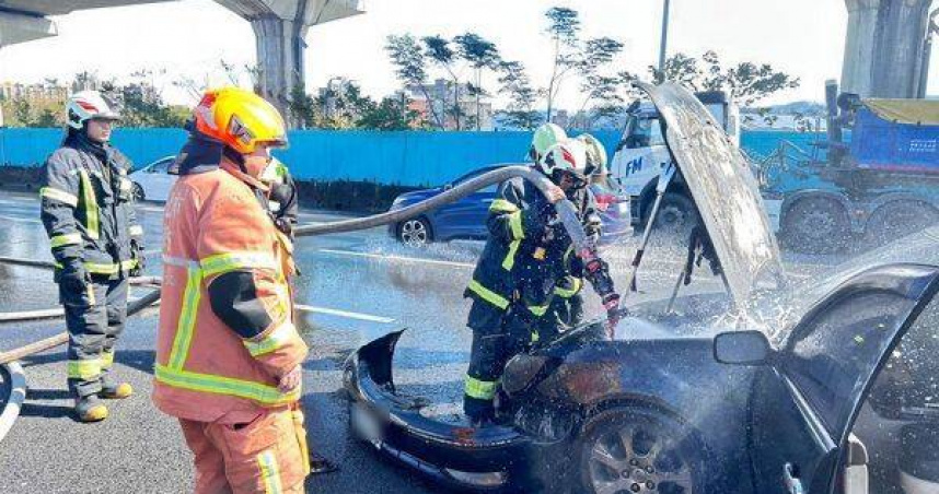 國道3號北上50公里三鶯段24日中午發生火燒車事故，消防人員趕抵現場迅速撲滅火勢。（圖／翻攝畫面）