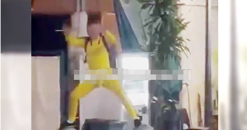 大陸一名武術教練李宏偉到新加坡，打扮成李小龍在街頭耍雙節棍，誤觸當地法律，遭判刑6個月又2周，還有罰金2000新加坡幣（約新台幣5萬元）。（圖／翻攝自Instagram／sgfollowsall）