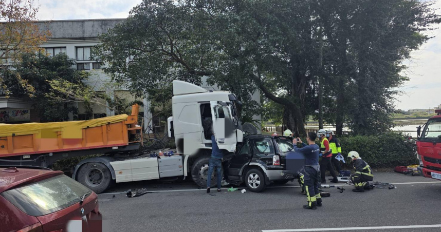 宜蘭頭城青雲路二段聯結車衝入對向車道，撞上休旅車，一家4口受困，警消破壞救援。（圖／翻攝畫面）