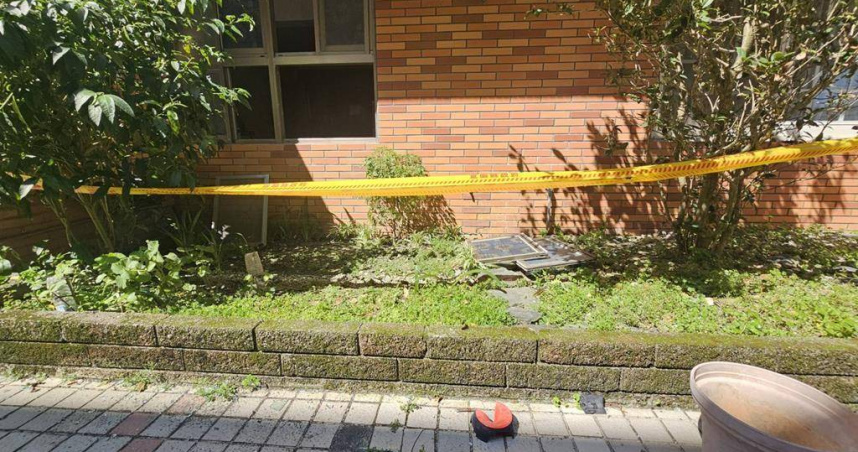 宜蘭市黎明路1對洪姓姊弟拆開放在門口數天不明包裹，瞬間爆炸2人受傷送醫。警方封鎖現場採證。（圖／翻攝畫面）