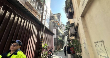 基隆市中正區小年夜上午一棟民宅頂加突然冒出大量黑煙，消防人員到場灌救約30分鐘撲滅，空屋無人受困。（圖／翻攝畫面）