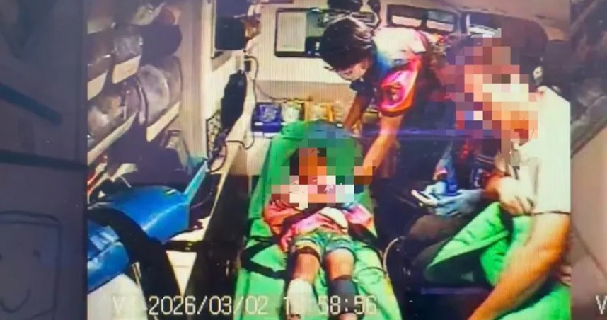 台南東區一處游泳池天花板輕鋼架隔板墜落，砸傷正在上課的5歲女童，送醫治療。（圖／翻攝畫面）