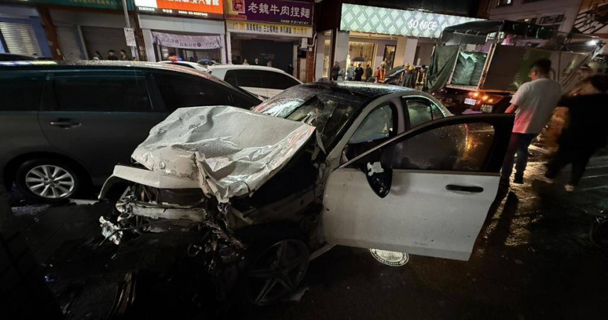 宜蘭市中山路三段與幸福路口5日晚間發生嚴重車禍事故，造成一名女老師送醫不治，警方事後也在肇事駕駛車上搜出喪屍菸彈。(圖／翻攝畫面)