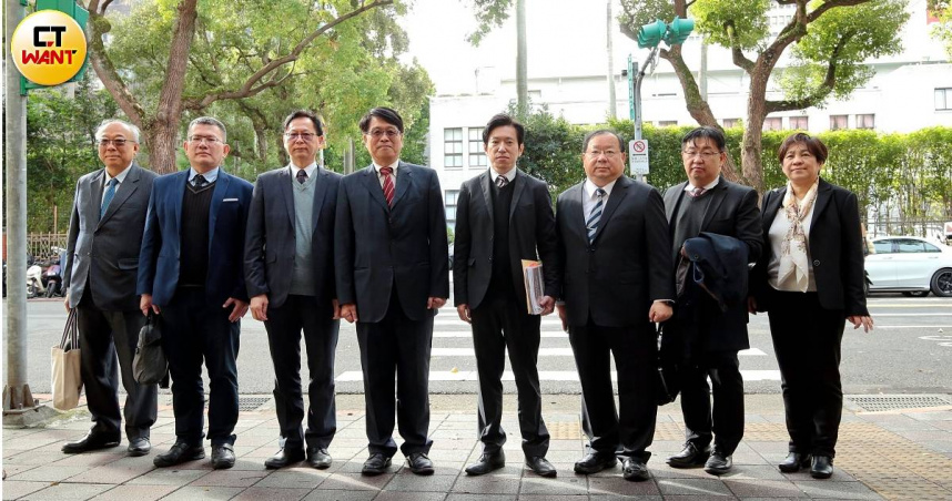 中選會委員被提名人黃文玲（右一）遭藍白聯手否決後表示，中選會不屬於任何政黨，也不應淪為特定議題的打手。（圖／周志龍攝）