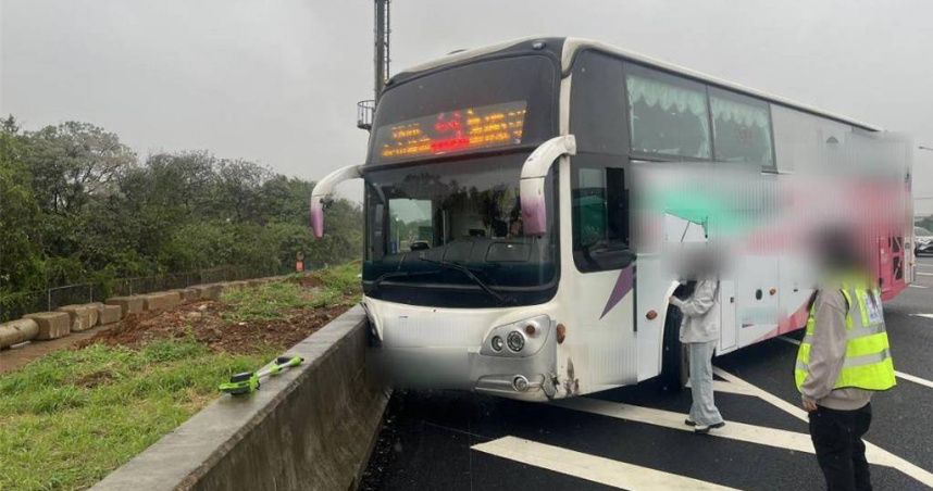 國光客運駕駛3月27日行經國道1號五楊高架中壢路段時，疑因身體不適暈眩，擦撞護欄後停於外側車道。（圖／翻攝畫面）