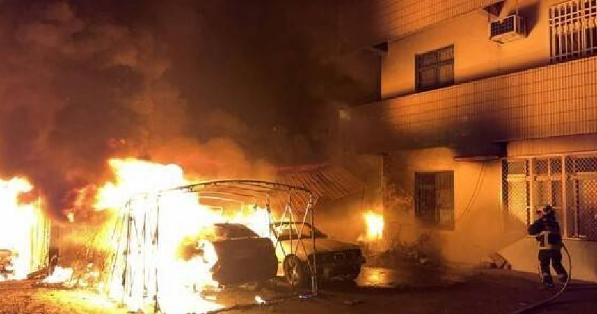 深夜火舌狂吞倉庫！台中東勢區驚傳大火　車輛成焦黑廢鐵農機全毀