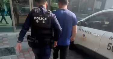 陳姓男子不滿違停被糾正，竟持棍棒攔下機車騎士，遭警方帶回偵辦。（圖／翻攝畫面）