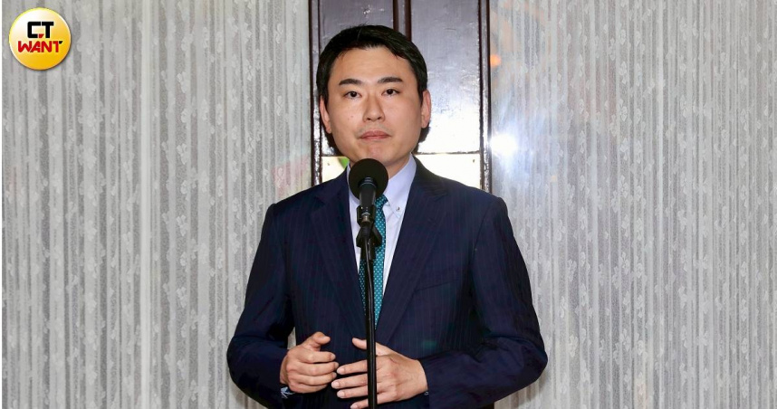 民進黨立委陳冠廷喊話在野立委，儘速通過院版軍購條例以強化台灣防衛能力。（圖／方萬民攝）