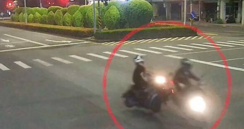 高雄午夜雙機車猛撞！2騎士噴飛翻滾倒地　閃燈違規全曝光