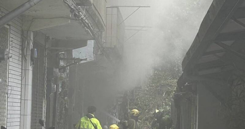 基隆西定路民宅突竄濃煙　消防破門灌救幸無人傷亡