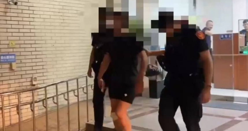台北「卡米地」喜劇俱樂部遭潑白漆！2嫌騎車逃逸　警深夜逮1人追緝共犯