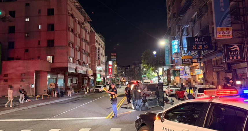 高雄凌晨連爆離譜事件，毒駕逆撞2車又逮裸身通緝犯。（圖／翻攝畫面）