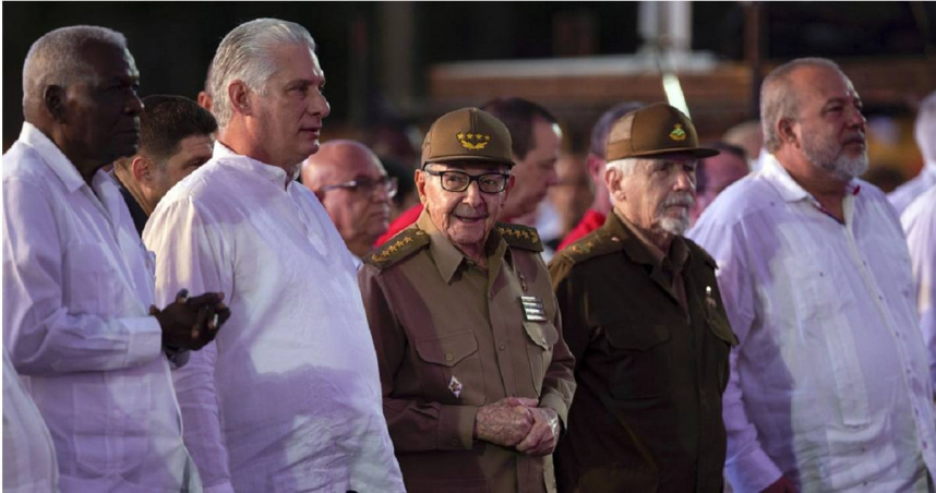 圖中間3位由左至右，分別為古巴總統迪亞斯卡內爾（Miguel Diaz-Canel）、前總統勞爾卡斯楚（Raul Castro）、剛辭世的革命英雄巴爾德斯（Ramiro Valdes）。（圖／達志／美聯社）