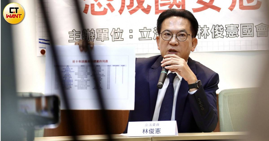 民進黨立委林俊憲質疑，國民黨凱道反毒油集會與食安無關，而是「藉食安之名、行造勢之實」。（圖／方萬民攝）
