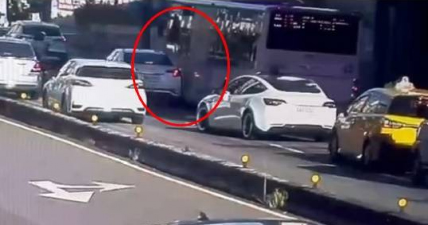 當街吵不停！北市公車與小客車擦撞爆糾紛　雙雙唾液快篩陽遭送辦