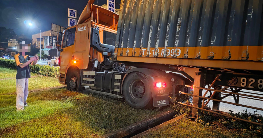 移動凶器！聯結車深夜自撞中央分隔島　運將爛醉上路驚人酒測值曝光