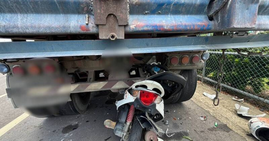 苗栗頭份22歲男騎機車撞曳引車　卡車尾重創不治