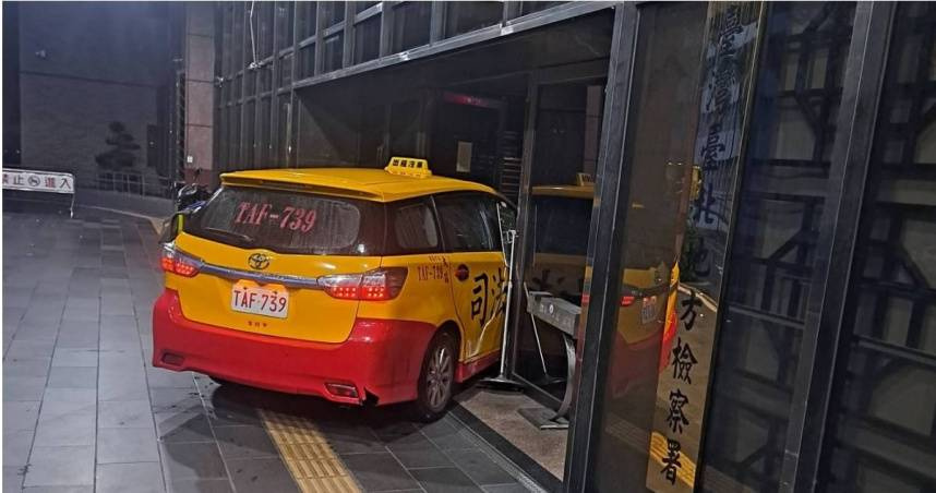 計程車司機邵立達為抗議司法不公，開車衝撞台北地檢署大門。（圖／翻攝自邵立達臉書）