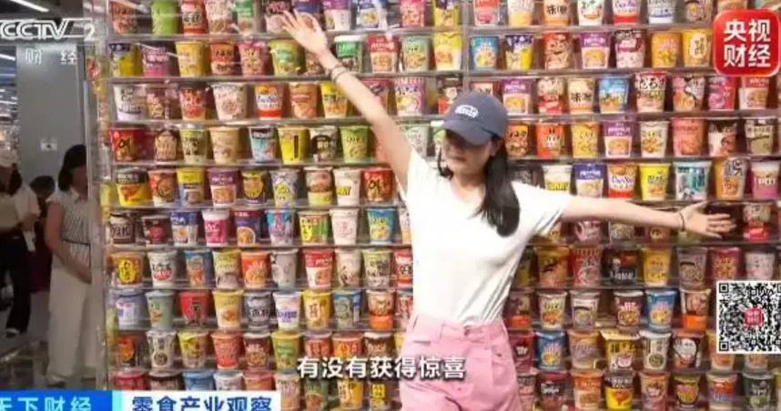 大型零食造景讓傳統零售空間變成拍照景點，不少遊客到店除了採買，也把逛零食店當成旅遊行程。（圖／翻攝自大陸央視財經，下同）