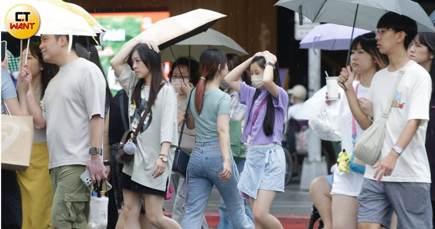 明（3日）東北季風稍減弱，但午後降雨範圍擴大，新竹至台中、嘉義以南及其他山區都有局部雨勢。（圖／黃耀徵攝）