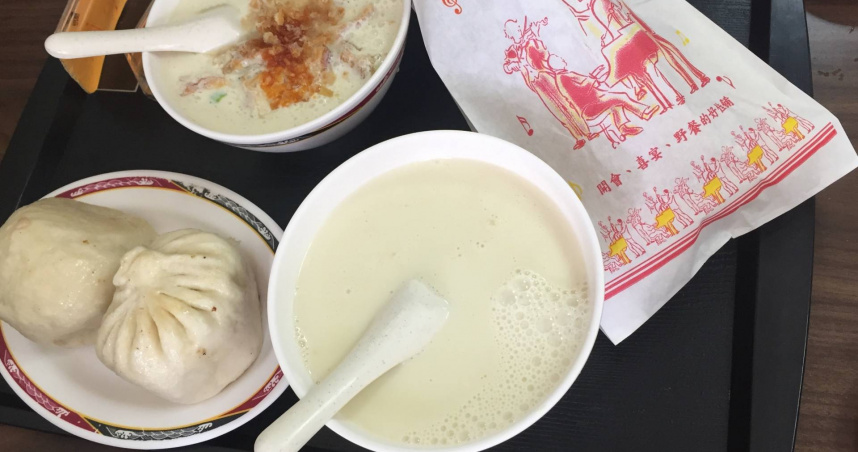 蕭瑋霖指出，有糖豆漿含20克碳水，是無糖豆漿的3倍多。（示意圖／photoAC）