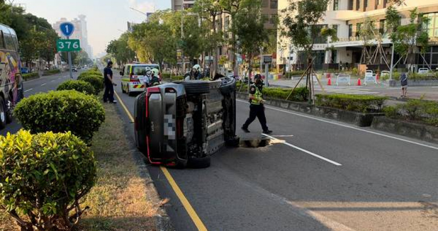 高雄20歲男清晨開車撞分隔島！　轎車當場翻覆四輪朝天驚險