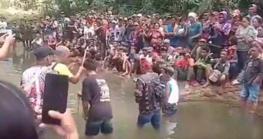 菲律賓當地兩名農民因土地所有權問題起爭執，調解失敗後相約用傳統儀式解決，結果雙雙溺斃。（圖／翻攝X）