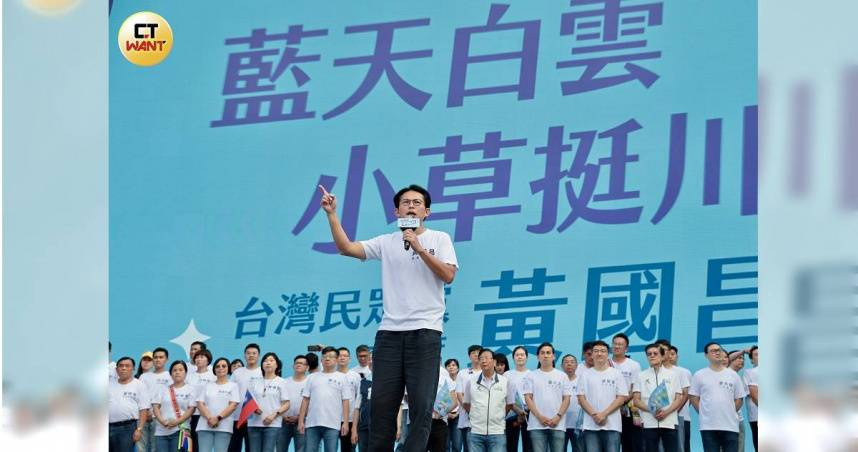民眾黨主席黃國昌出席台北市長蔣萬安競選總部成立大會，登台表態支持蔣萬安連任，並帶領現場支持者高喊「把民主還給台灣，把正義還給人民」。（圖／黃耀徵攝）