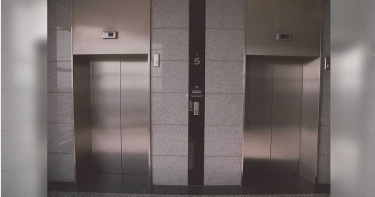 懶惰男126萬扔電梯!「直達15樓」給阿公 下秒門開悲劇了…