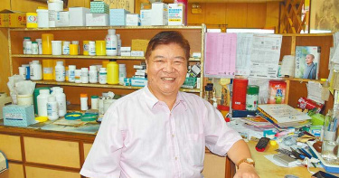 送藥送物資助弱勢 身障藥師羅重盛默默行善37年
