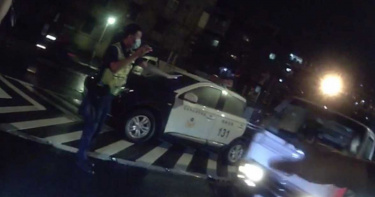 北市貨車拒檢狂飆20公里上國道 2次迴轉躲不掉竟撞爛警車徒步逃逸