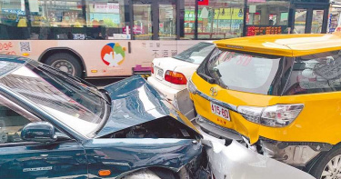 無照83歲翁街頭暴衝釀1死4傷 目擊者:完全沒煞車