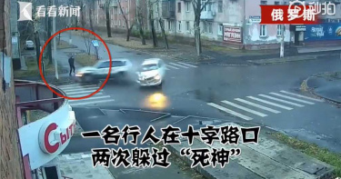 10秒躲2次死神!男閃過高速轎車衝撞 路燈倒塌「停在頭頂」