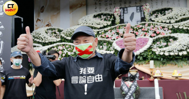 現身秋鬥現場 蔡衍明:政府不該扼殺言論自由
