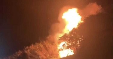 基隆外木山嚴重火燒山 天空燒得通紅。（圖／市議員張秉鈞提供）