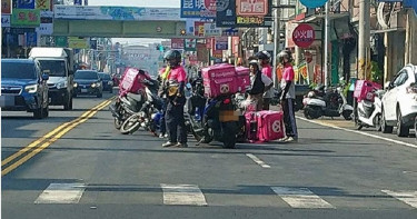 熊貓連環撞? 女外送員出車禍遭誤解
