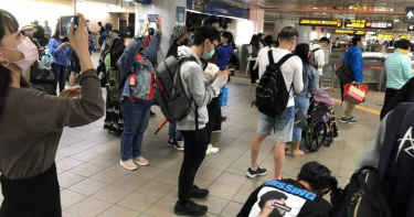 地震發生，民眾聚集在北捷閘門外等候。（圖/楊亞璇攝）