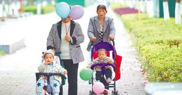 為解決人口近乎「零增長」的情況，大陸多地頒發三孩生育政策及配套政策，其中許多省分推出與房價相關的生育補貼，傳遞強烈的鼓勵生育信號。（圖／中新社）