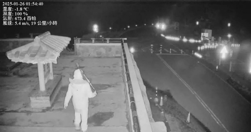 寒夜合歡山現神祕持槍男子， 網友熱議：是武嶺站哨還是違法行為。（圖／翻攝Youtube台灣即時影像監視器）