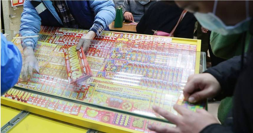 許多民眾每到過年都會買刮刮樂試手氣。（示意圖／報系資料照）