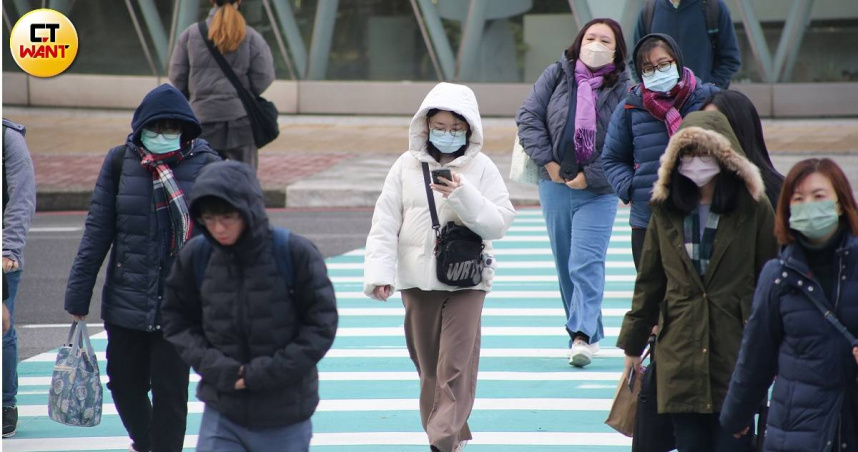 寒流來襲！各地氣溫持續下降，而這波冷空氣估計持續至下周一（10日）才會減弱。（圖／黃鵬杰攝）