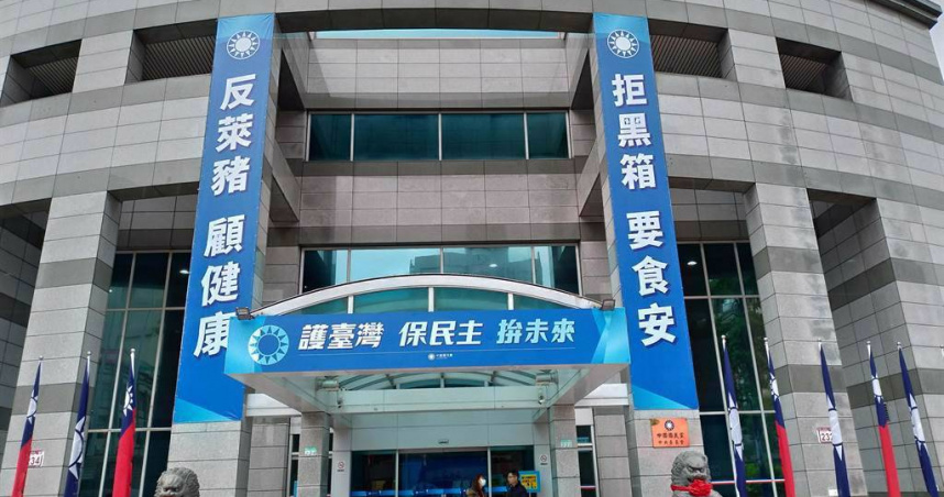 YouTuber八炯和饒舌歌手閩南狼昨（10）日，兩人再度現身國民黨中央黨部申請入黨。（圖／報系資料庫）