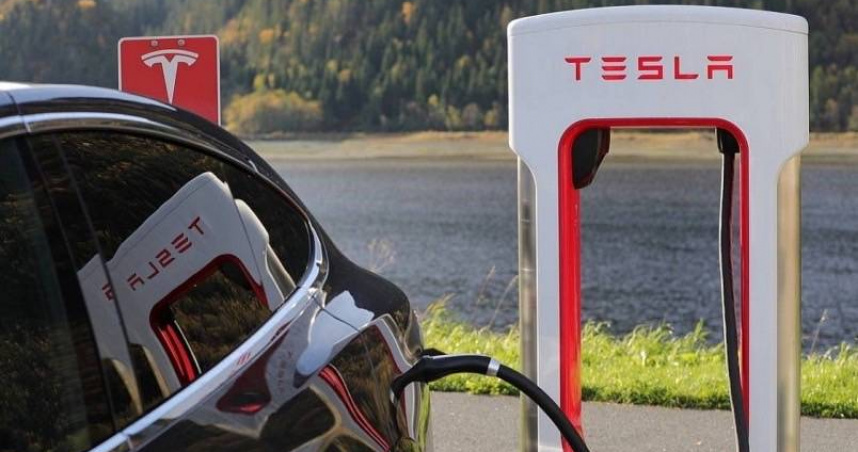 電動車大廠特斯拉（Tesla）股價自2／4累計大跌16％。（圖／pixabay）