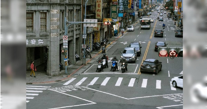 騎士因視線死角行經路口未禮讓行人，遭檢舉挨罰1200元，他不滿提出行政訴訟。（示意圖／Pexels）