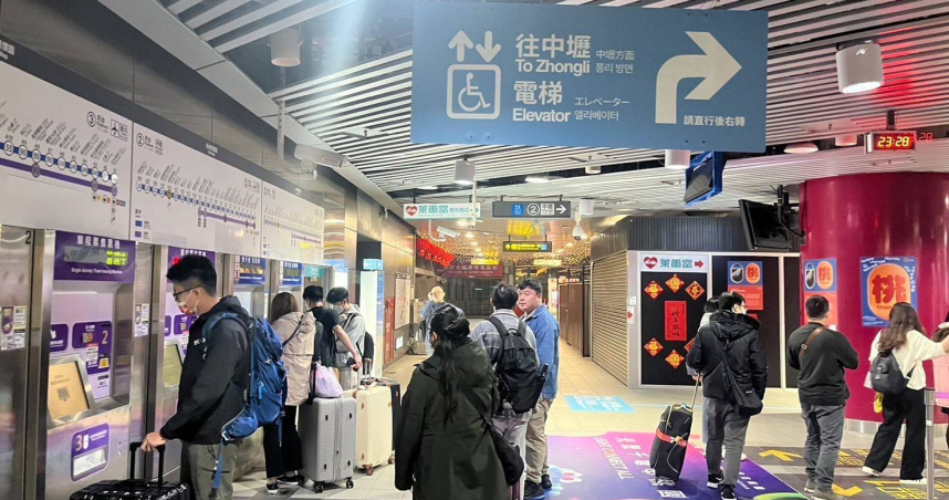 2025台灣燈會昨日總計超過220萬人共襄盛舉，桃市府今天繼續加開機捷緊急疏運路線。（圖／桃園市政府提供）