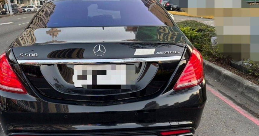 高雄某私立高職董事長兼某信用合作社林姓理事主席，開賓士車掛網路買來的假車牌被眼尖員警查獲。（圖／民眾提供）