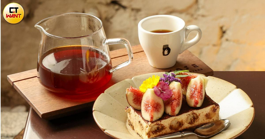 「鄒築園 蜜處理 藝伎」（左，350元）帶有紅肉李、蜜茶等香氣，以雲林小農契作無花果做成的「無花果提拉米蘇」濃郁不膩口。（280元，圖／林士傑攝）